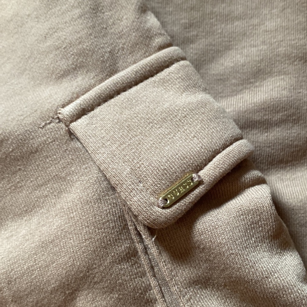 GUESS - Picture 2 of 3